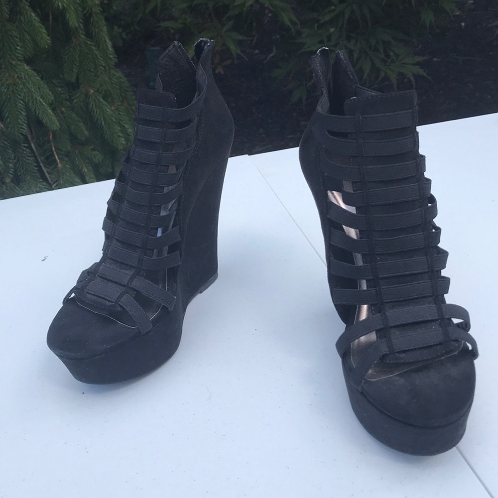 Black wedges